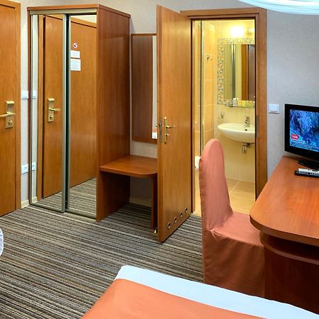 Economy Room In Hotel Eney ลวีฟ ภายนอก รูปภาพ