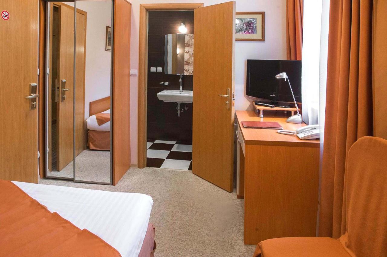 Economy Room In Hotel Eney ลวีฟ ภายนอก รูปภาพ