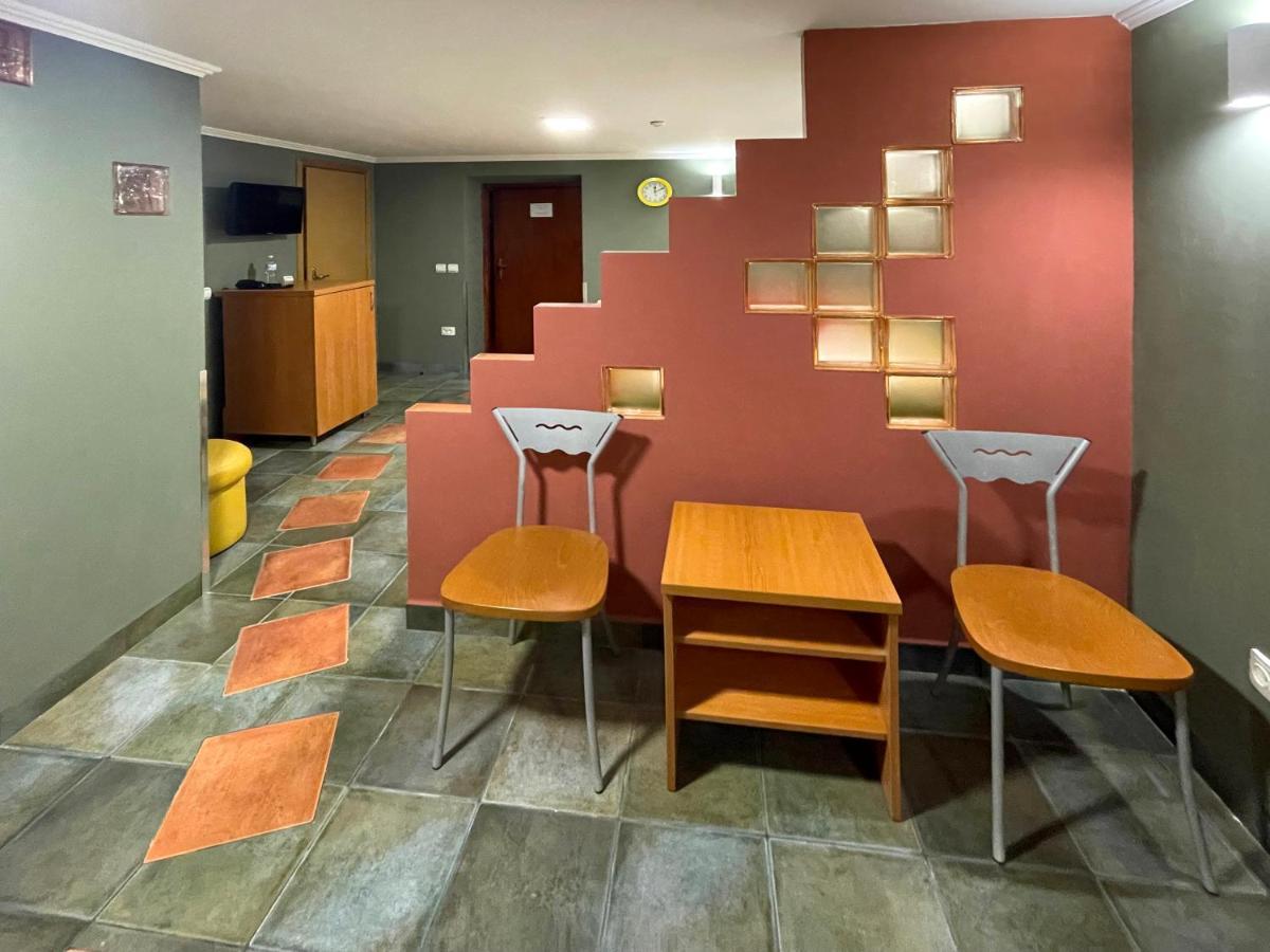 Economy Room In Hotel Eney ลวีฟ ภายนอก รูปภาพ