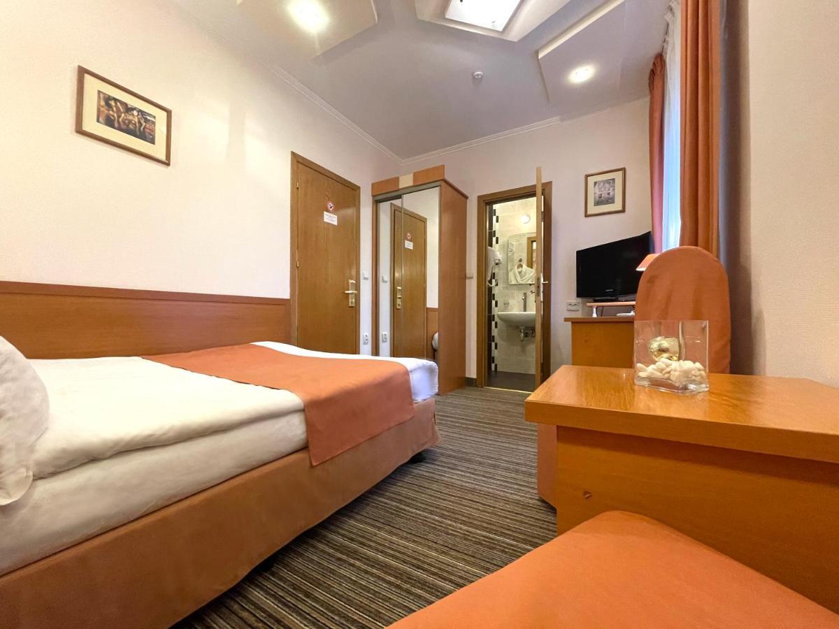 Economy Room In Hotel Eney ลวีฟ ภายนอก รูปภาพ