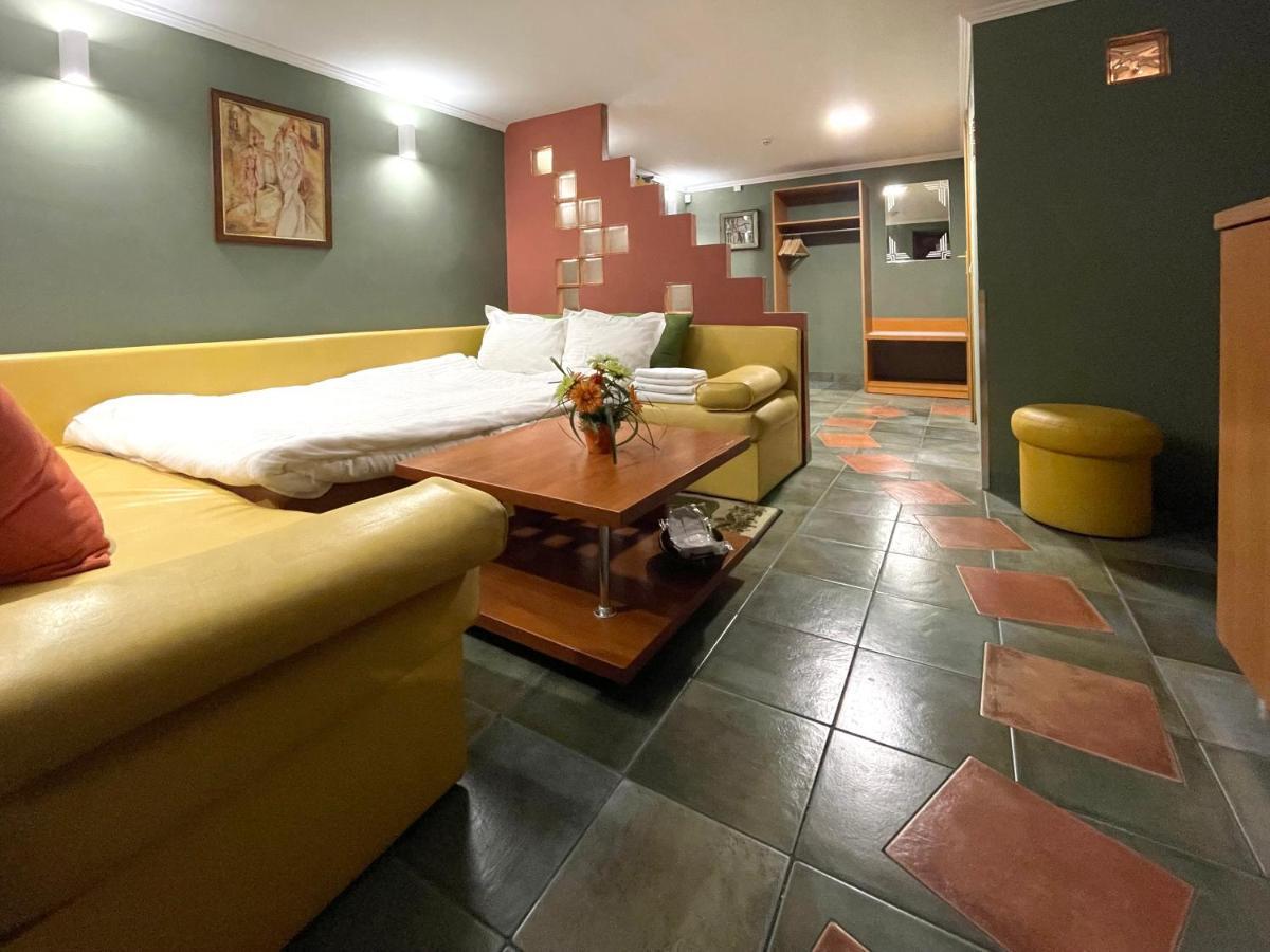 Economy Room In Hotel Eney ลวีฟ ภายนอก รูปภาพ