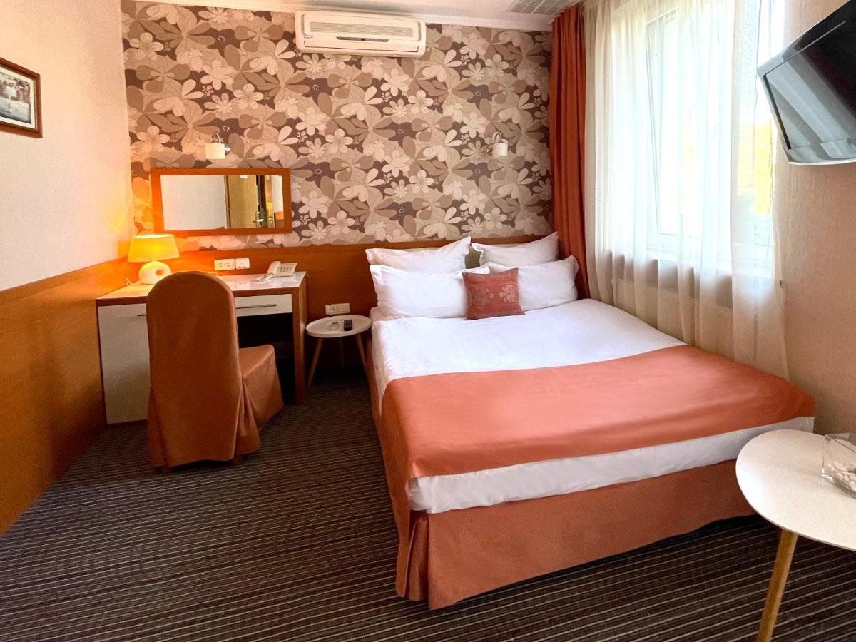 Economy Room In Hotel Eney ลวีฟ ภายนอก รูปภาพ