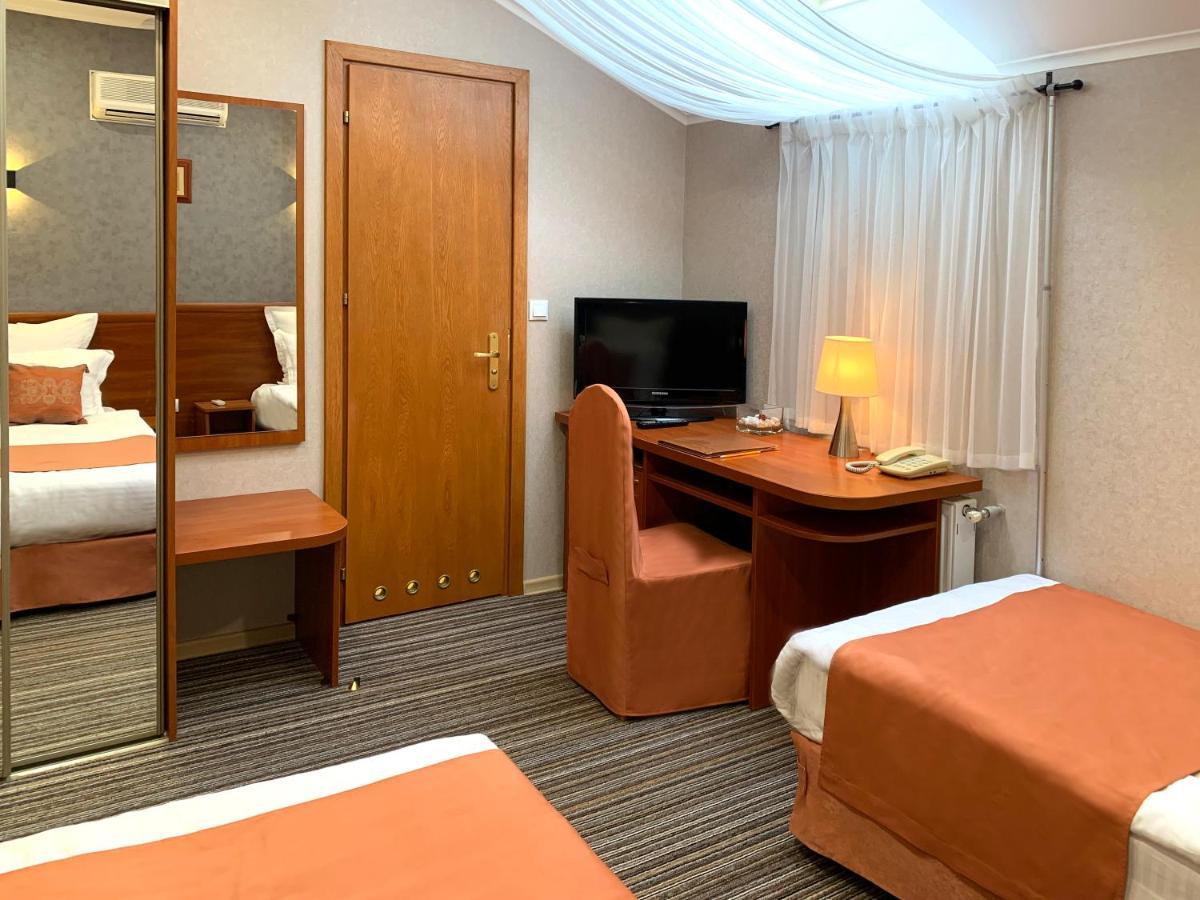 Economy Room In Hotel Eney ลวีฟ ภายนอก รูปภาพ
