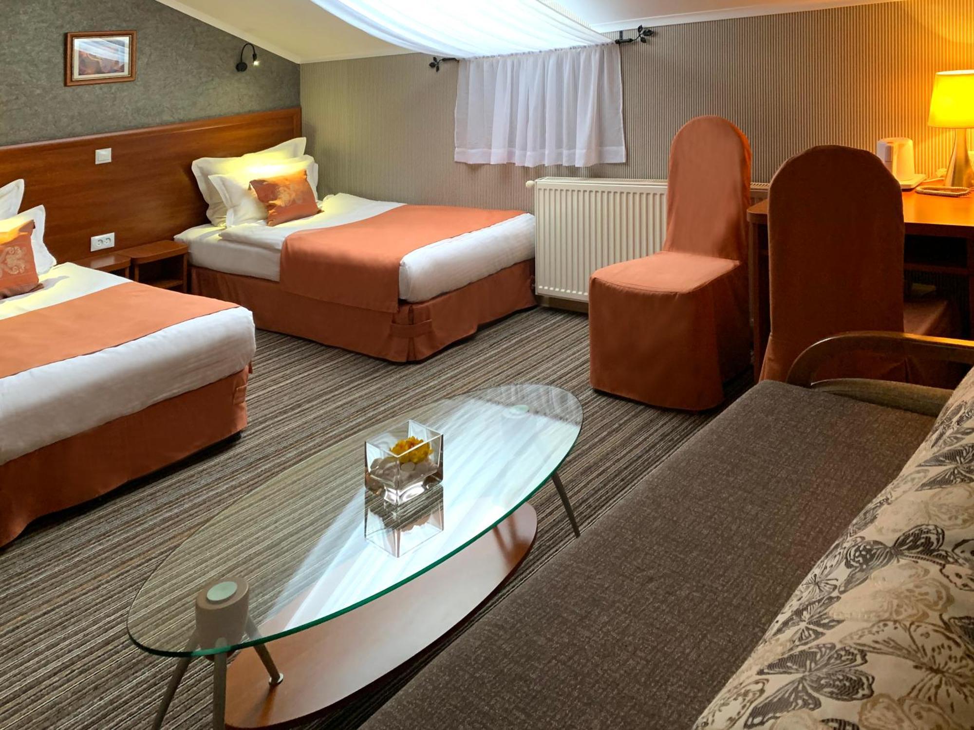 Economy Room In Hotel Eney ลวีฟ ภายนอก รูปภาพ