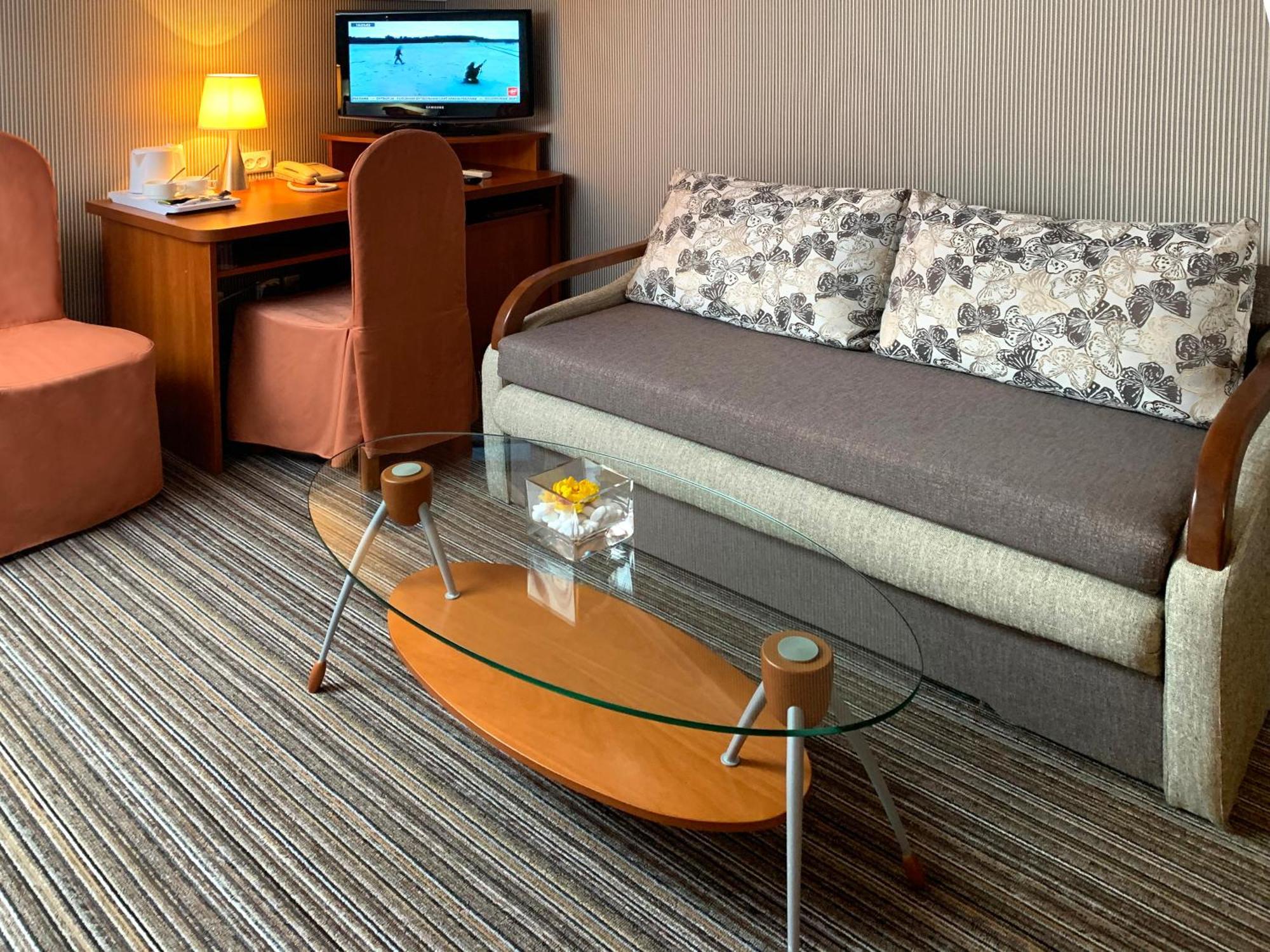 Economy Room In Hotel Eney ลวีฟ ภายนอก รูปภาพ
