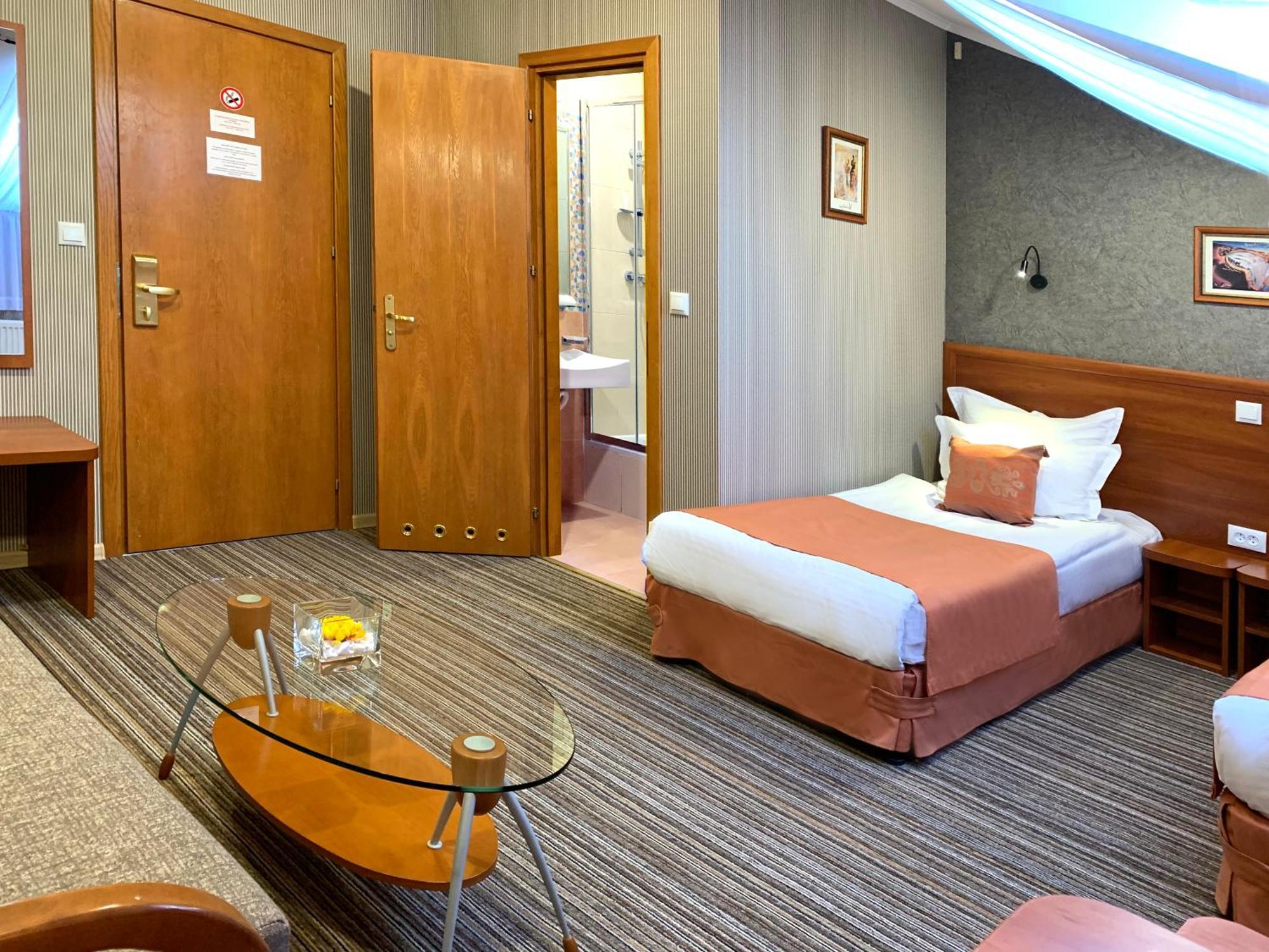 Economy Room In Hotel Eney ลวีฟ ห้อง รูปภาพ