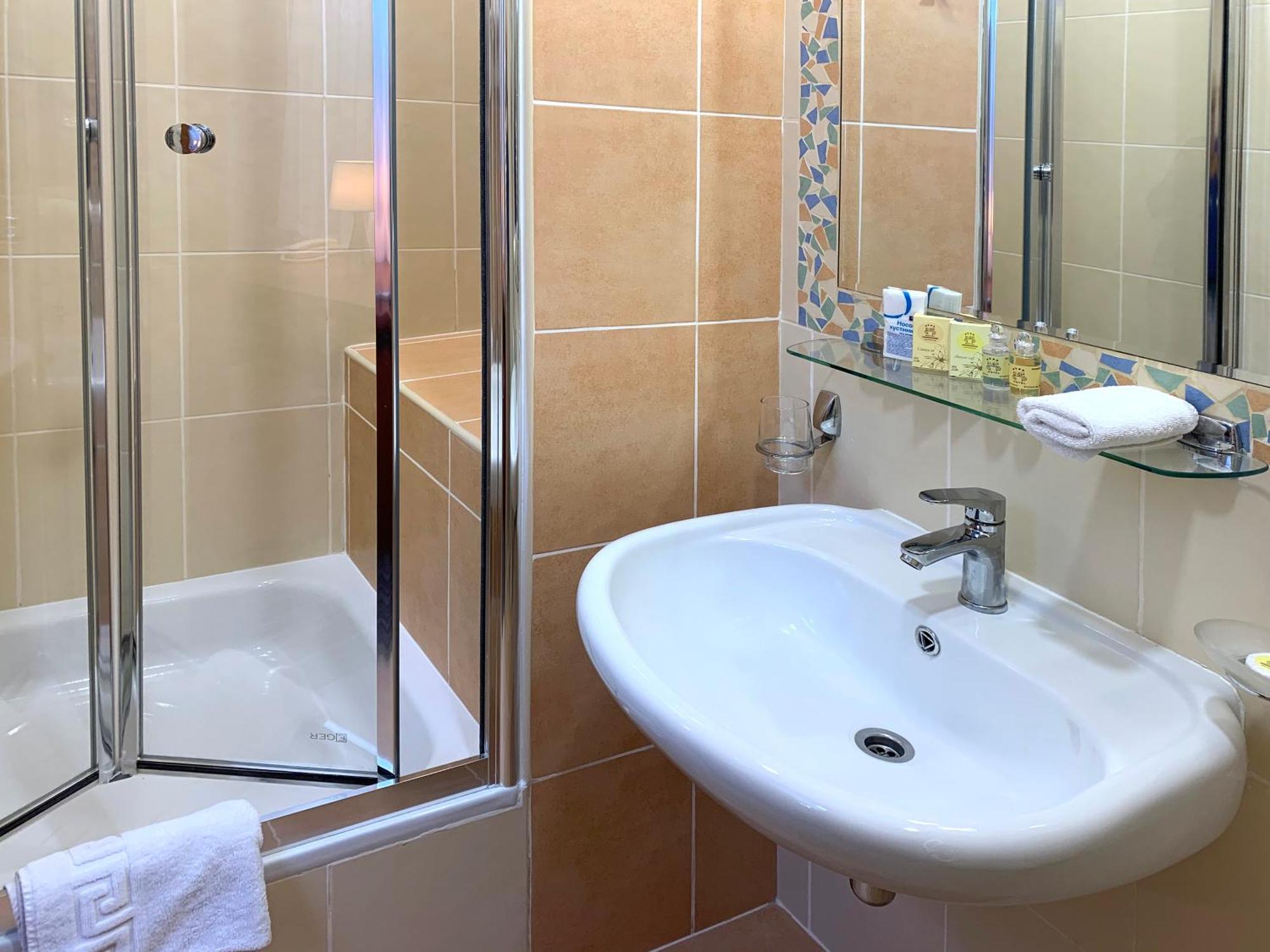 Economy Room In Hotel Eney ลวีฟ ห้อง รูปภาพ