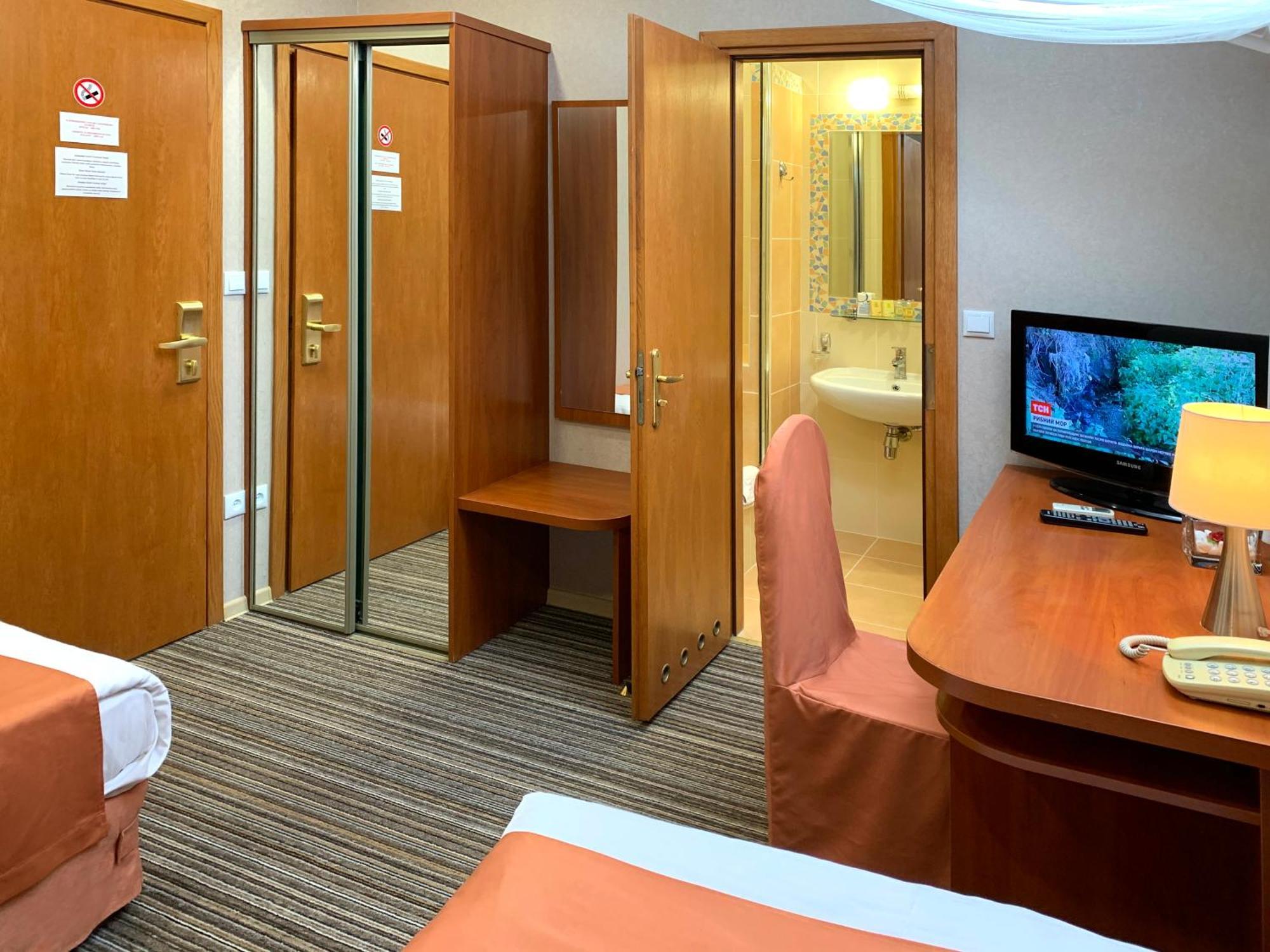 Economy Room In Hotel Eney ลวีฟ ภายนอก รูปภาพ