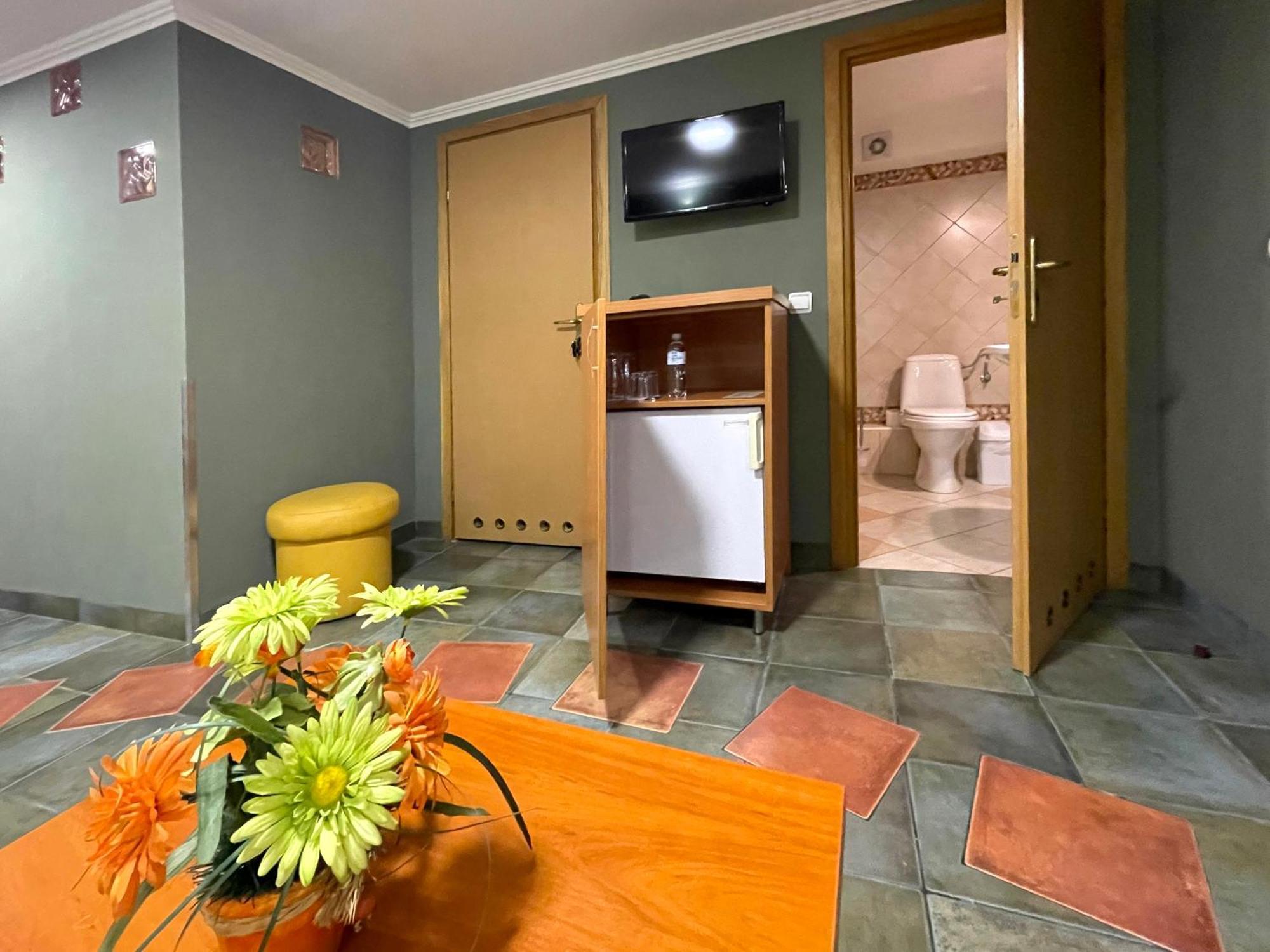 Economy Room In Hotel Eney ลวีฟ ห้อง รูปภาพ