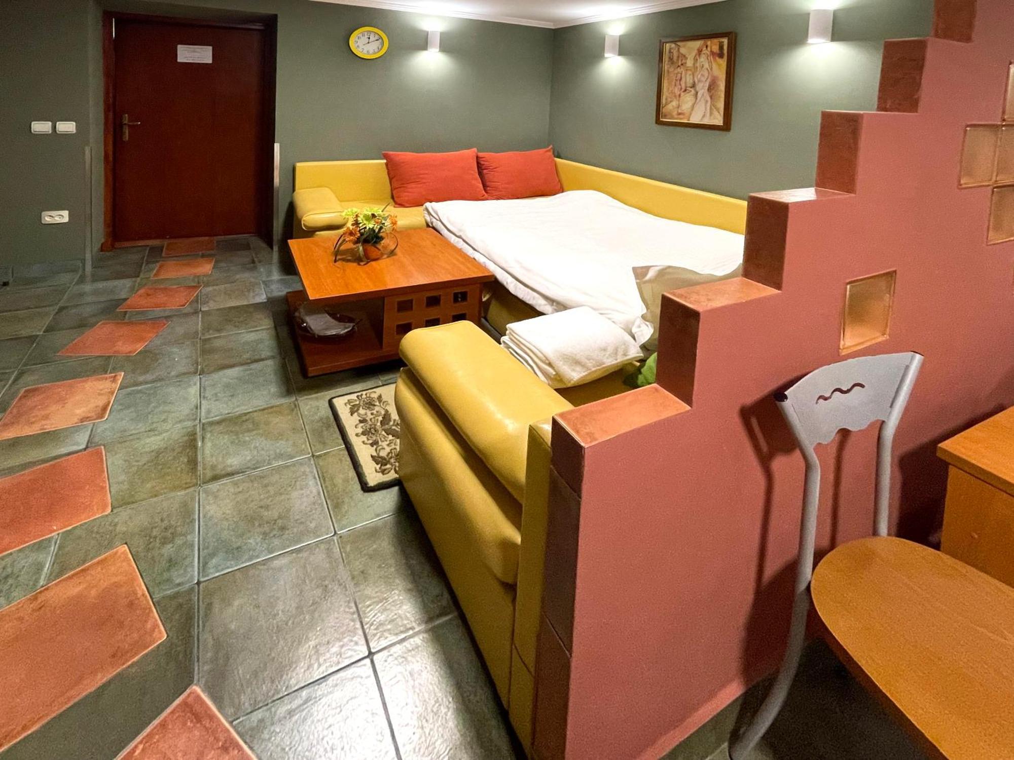 Economy Room In Hotel Eney ลวีฟ ห้อง รูปภาพ