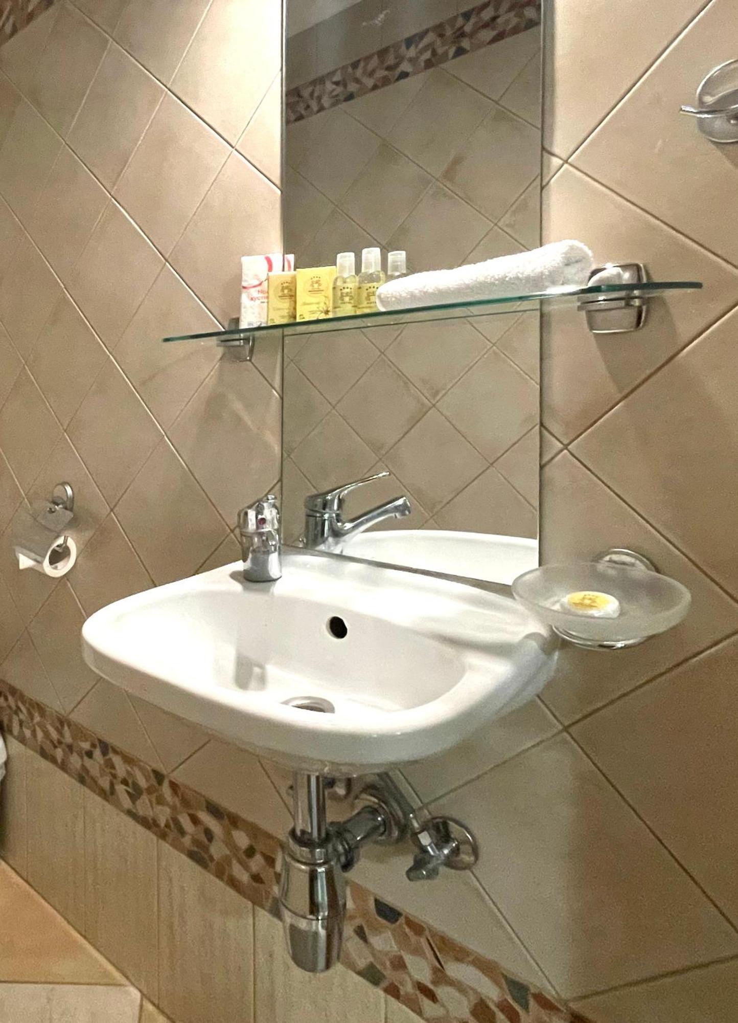 Economy Room In Hotel Eney ลวีฟ ห้อง รูปภาพ