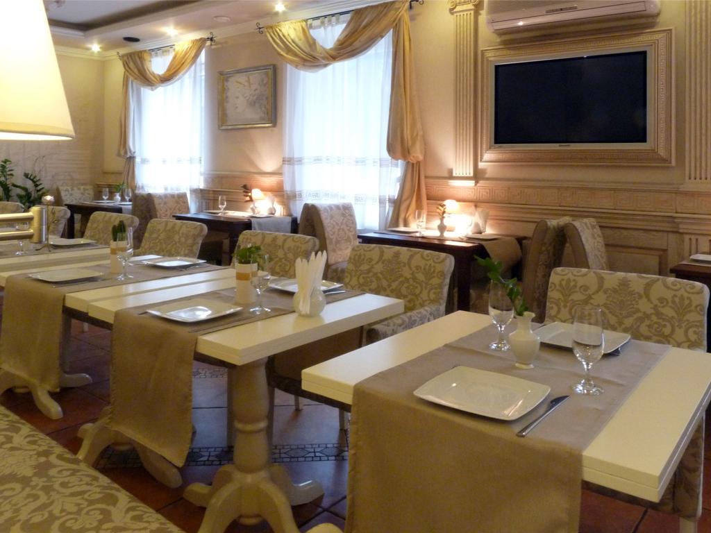 Economy Room In Hotel Eney ลวีฟ ภายนอก รูปภาพ