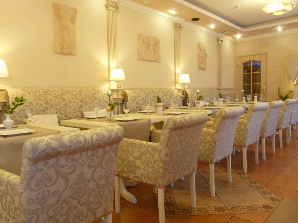 Economy Room In Hotel Eney ลวีฟ ภายนอก รูปภาพ
